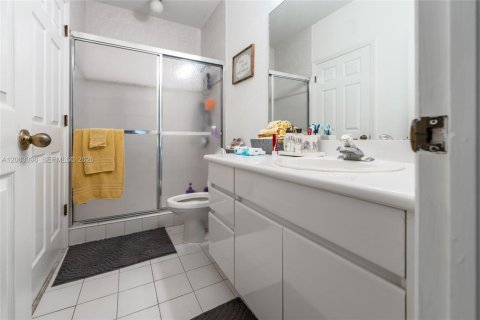 House in Miami, Florida 4 bedrooms, 252.69 sq.m. № 2066488 - photo 27