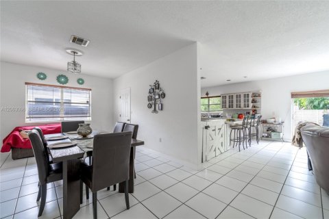 House in Miami, Florida 4 bedrooms, 252.69 sq.m. № 2066488 - photo 25