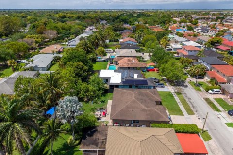 House in Miami, Florida 4 bedrooms, 252.69 sq.m. № 2066488 - photo 3