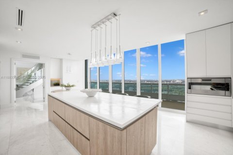 Condominio en alquiler en Miami, Florida, 7 dormitorios, 929.02 m2 № 2034646 - foto 8