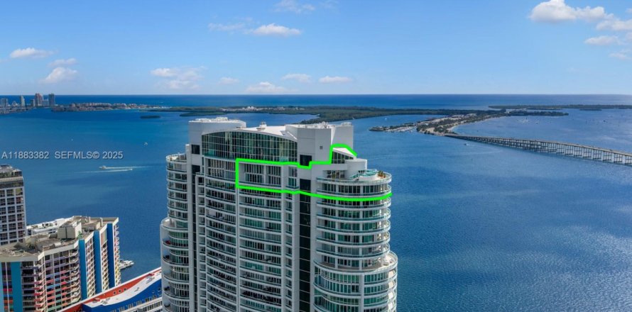 Condominio en Miami, Florida, 7 dormitorios  № 2034646