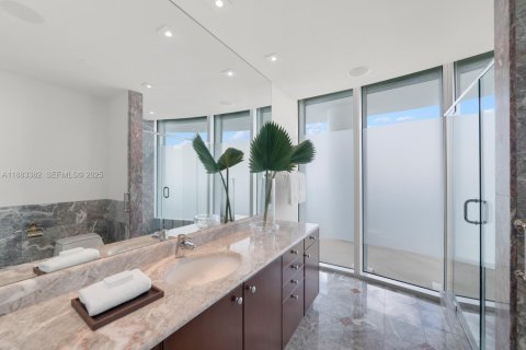 Condominio en alquiler en Miami, Florida, 7 dormitorios, 929.02 m2 № 2034646 - foto 18