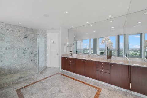 Condominio en alquiler en Miami, Florida, 7 dormitorios, 929.02 m2 № 2034646 - foto 14