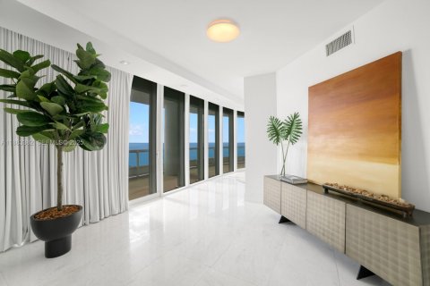 Condominio en alquiler en Miami, Florida, 7 dormitorios, 929.02 m2 № 2034646 - foto 12