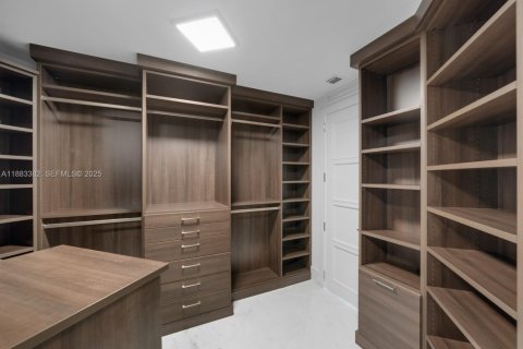 Condominio en alquiler en Miami, Florida, 7 dormitorios, 929.02 m2 № 2034646 - foto 16