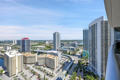 Condo in Hallandale Beach, Florida, 3 bedrooms  № 2153617 - photo 25