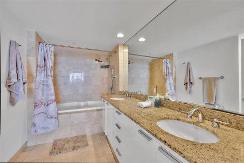 Condo in Hallandale Beach, Florida, 3 bedrooms  № 2153617 - photo 21