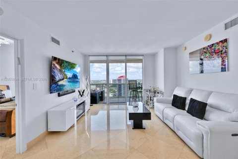 Condo in Hallandale Beach, Florida, 3 bedrooms  № 2153617 - photo 2