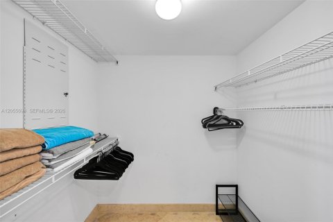 Condo in Hallandale Beach, Florida, 3 bedrooms  № 2153617 - photo 20