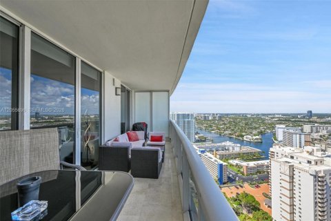 Condo in Hallandale Beach, Florida, 3 bedrooms  № 2153617 - photo 23