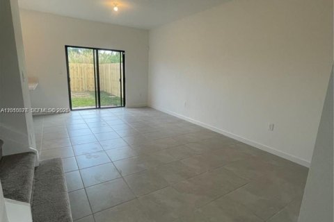 Villa ou maison à louer à Homestead, Floride: 3 chambres, 137.77 m2 № 2075253 - photo 2