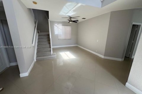 Casa en alquiler en Weston, Florida, 5 dormitorios, 227.61 m2 № 1928825 - foto 10
