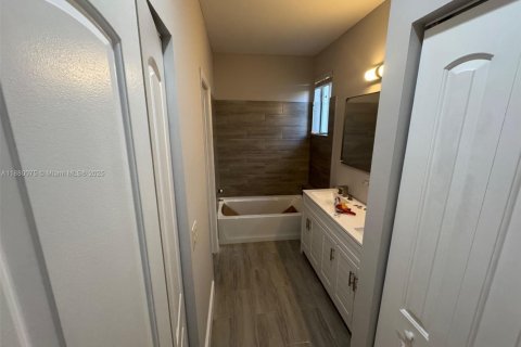 Casa en alquiler en Weston, Florida, 5 dormitorios, 227.61 m2 № 1928825 - foto 6