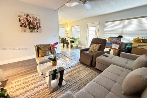 Condominio en venta en Pembroke Pines, Florida, 2 dormitorios, 88.54 m2 № 1700217 - foto 1