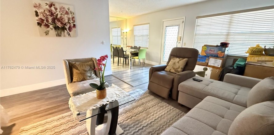 Condominio en Pembroke Pines, Florida, 2 dormitorios  № 1700217