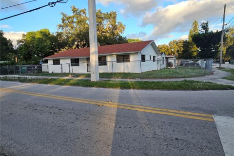 Villa ou maison à vendre à Miami Gardens, Floride: 4 chambres, 183.95 m2 № 1994396 - photo 3