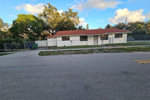 Villa ou maison à vendre à Miami Gardens, Floride: 4 chambres, 183.95 m2 № 1994396 - photo 2