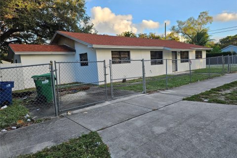 Villa ou maison à Miami Gardens, Floride 4 chambres, 183.95 m2 № 1994396