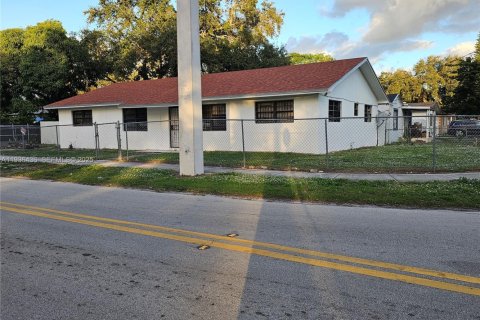 Villa ou maison à vendre à Miami Gardens, Floride: 4 chambres, 183.95 m2 № 1994396 - photo 5