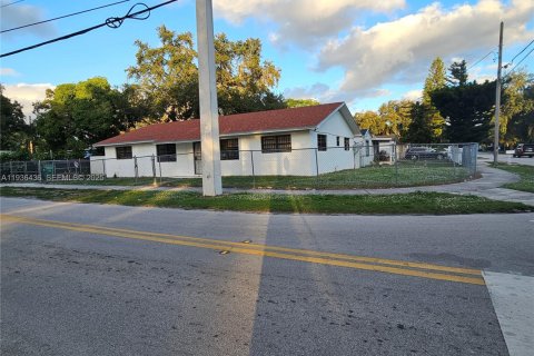 Villa ou maison à vendre à Miami Gardens, Floride: 4 chambres, 183.95 m2 № 1994396 - photo 4