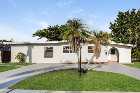 Casa en alquiler en Miami, Florida, 4 dormitorios, 159.51 m2 № 1975797 - foto 1