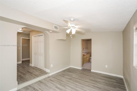 Casa en alquiler en Miami, Florida, 4 dormitorios, 159.51 m2 № 1975797 - foto 7