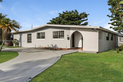 Casa en alquiler en Miami, Florida, 4 dormitorios, 159.51 m2 № 1975797 - foto 2