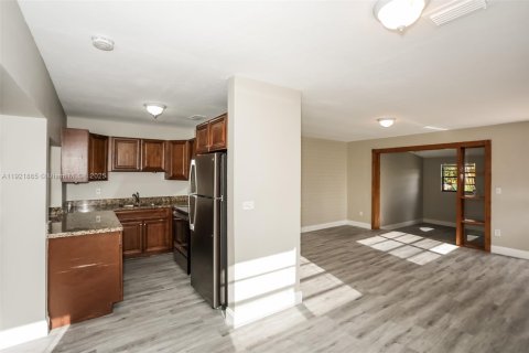 Casa en alquiler en Miami, Florida, 4 dormitorios, 159.51 m2 № 1975797 - foto 5