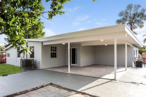 Casa en alquiler en Miami, Florida, 4 dormitorios, 159.51 m2 № 1975797 - foto 15