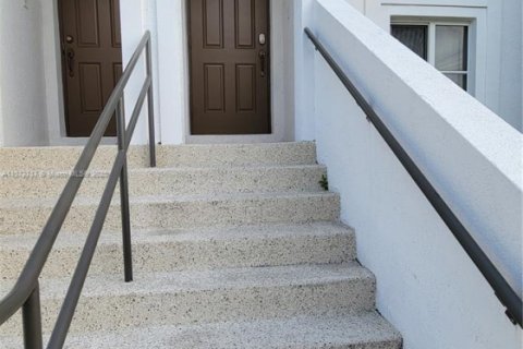 Touwnhouse à louer à Miramar, Floride: 3 chambres, 137.59 m2 № 1924518 - photo 2