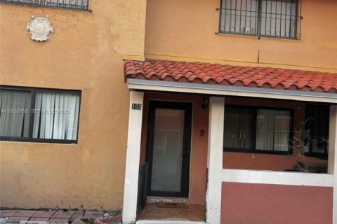 Condo in Hialeah, Florida, 2 bedrooms  № 1993010 - photo 2