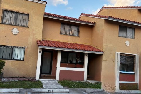 Condo in Hialeah, Florida, 2 bedrooms  № 1993010 - photo 1