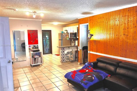 Condo in Hialeah, Florida, 2 bedrooms  № 1993010 - photo 3