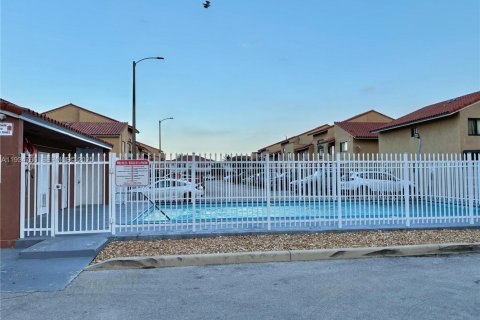 Condo in Hialeah, Florida, 2 bedrooms  № 1993010 - photo 10