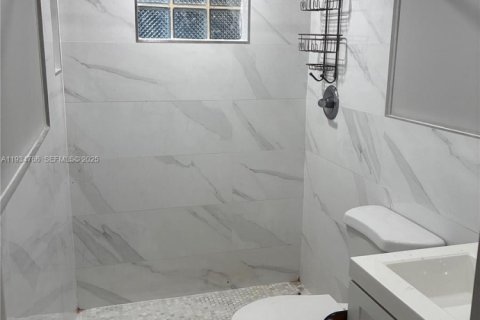 Condo in Hialeah, Florida, 2 bedrooms  № 1993010 - photo 6