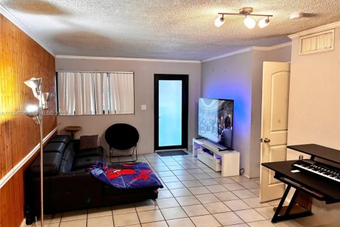 Condo in Hialeah, Florida, 2 bedrooms  № 1993010 - photo 4