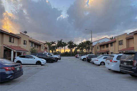 Condo in Hialeah, Florida, 2 bedrooms  № 1993010 - photo 8