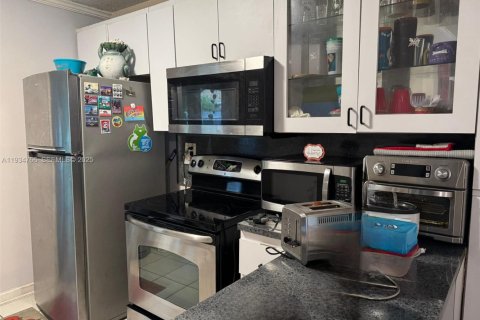 Condo in Hialeah, Florida, 2 bedrooms  № 1993010 - photo 5