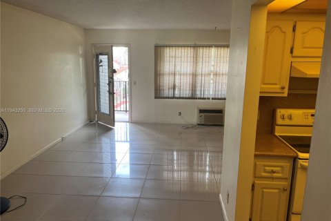 Copropriété à louer à Pembroke Pines, Floride: 1 chambre, 75.34 m2 № 1999556 - photo 6