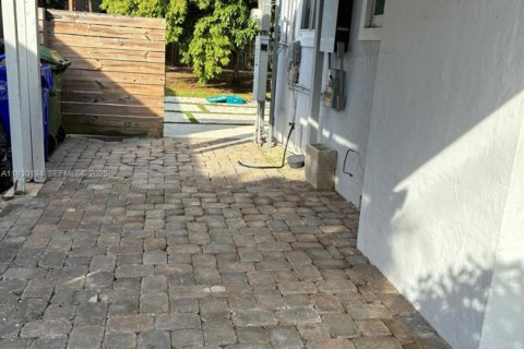 Villa ou maison à louer à Miami, Floride: 2 chambres, 102.66 m2 № 1989015 - photo 14