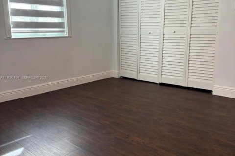 Villa ou maison à louer à Miami, Floride: 2 chambres, 102.66 m2 № 1989015 - photo 24
