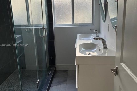 Villa ou maison à louer à Miami, Floride: 2 chambres, 102.66 m2 № 1989015 - photo 28