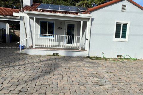 Villa ou maison à louer à Miami, Floride: 2 chambres, 102.66 m2 № 1989015 - photo 3