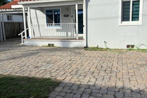 Villa ou maison à louer à Miami, Floride: 2 chambres, 102.66 m2 № 1989015 - photo 2