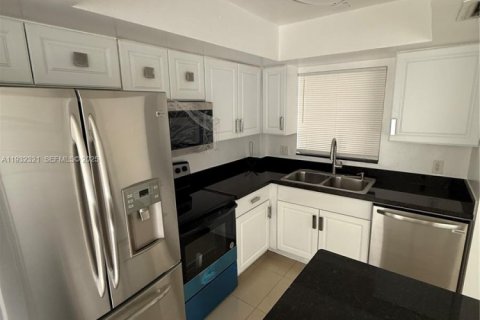 Condo in Davie, Florida, 2 bedrooms  № 1990835 - photo 24