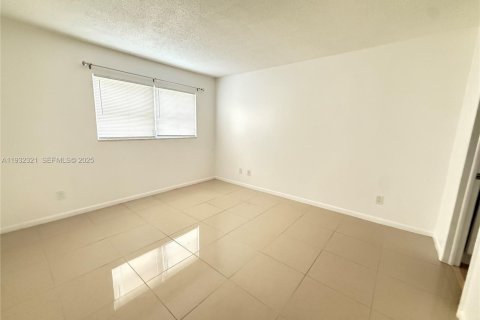 Condo in Davie, Florida, 2 bedrooms  № 1990835 - photo 11