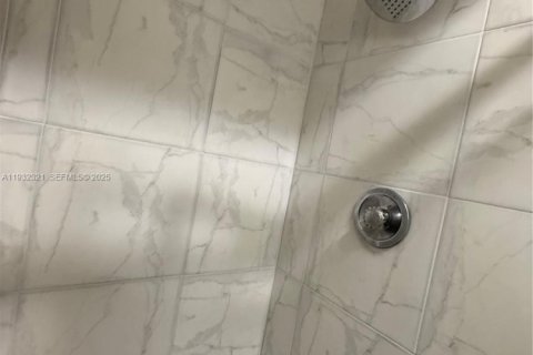 Condo in Davie, Florida, 2 bedrooms  № 1990835 - photo 9