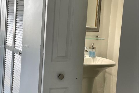 Condo in Miami Beach, Florida, 1 bedroom  № 2059958 - photo 16