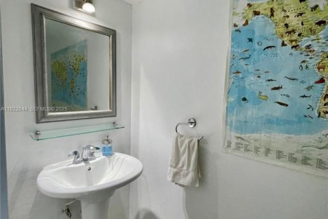 Condo in Miami Beach, Florida, 1 bedroom  № 2059958 - photo 18