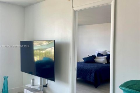 Condo in Miami Beach, Florida, 1 bedroom  № 2059958 - photo 10